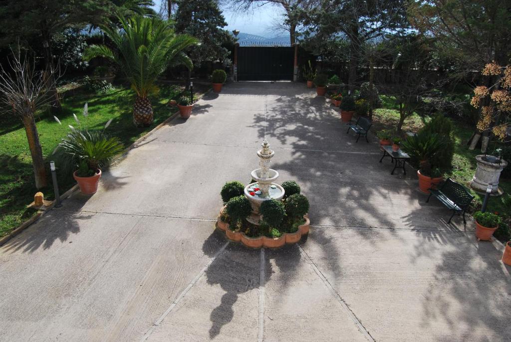 Entrada con fuente ornamental y jardines