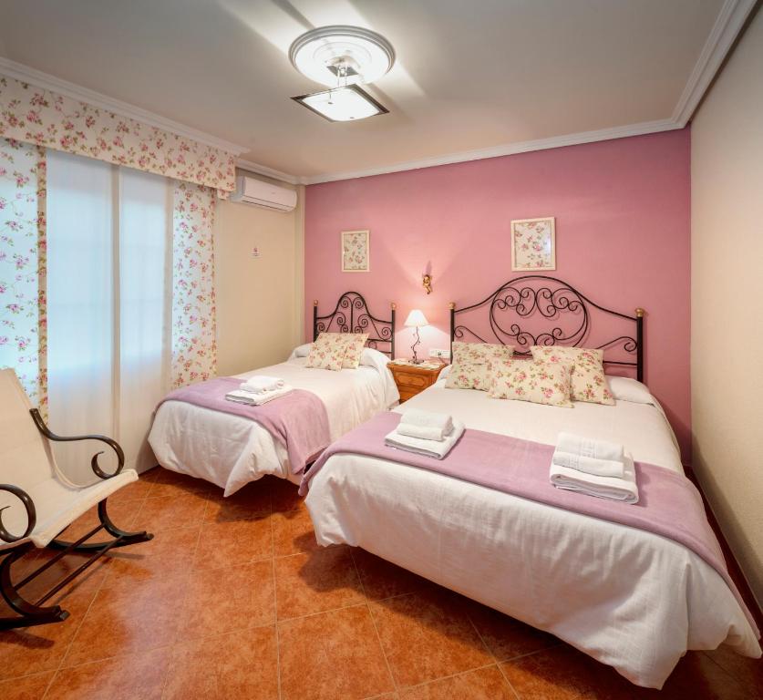 Dormitorio doble con decoración floral