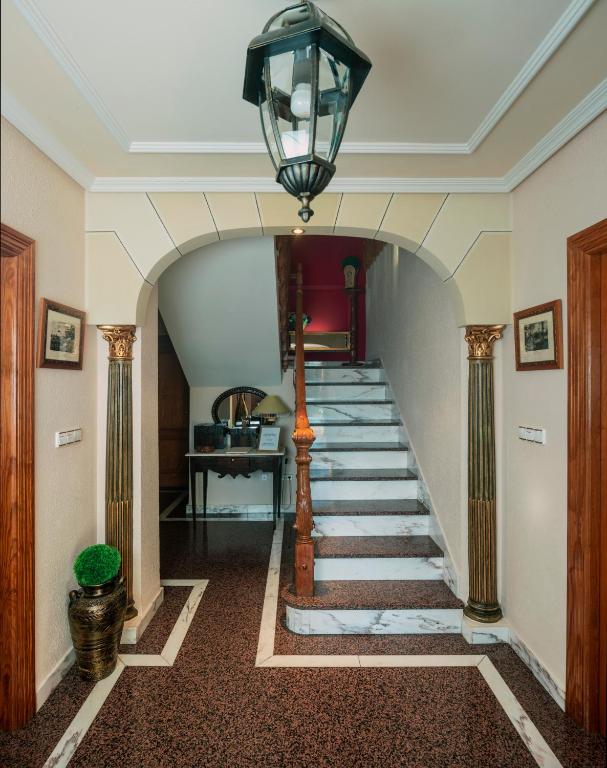 Recibidor con escalera de mármol