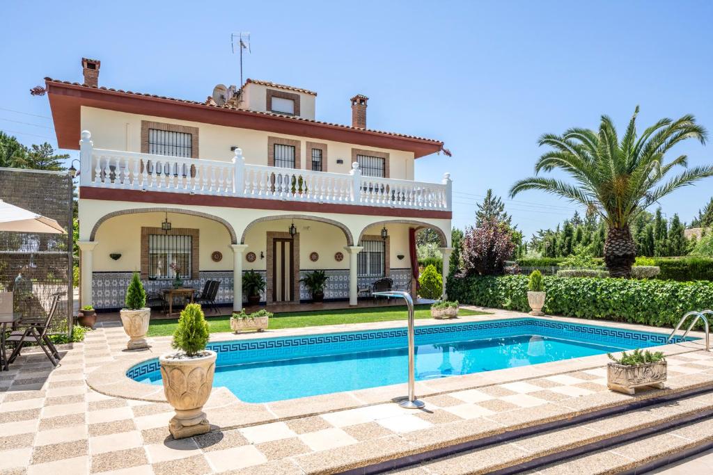 Fachada del chalet con piscina privada